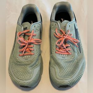 NWOT Ladies Grey & Sea Foam Green Altra Torin 5 size 9 Wide. NEVER WORN